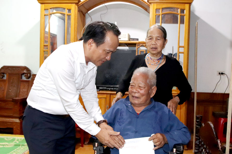 Phó Bí thư Thường trực Thành ủy Đà Nẵng Nguyễn Đình Vĩnh thăm gia đình chính sách tại xã Hùng Sơn