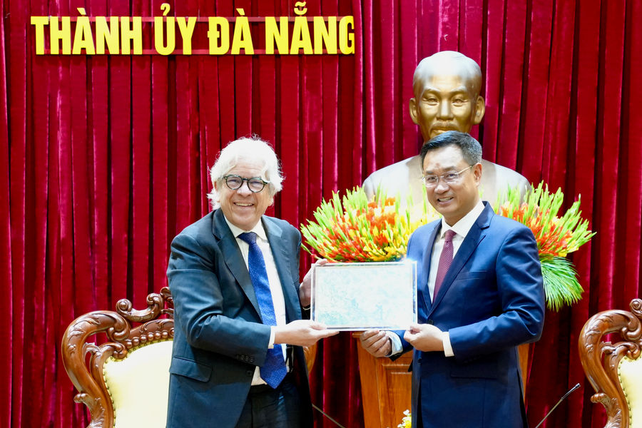 Bí thư Thành ủy Lê Ngọc Quang tiếp Giáo sư đoạt Giải Nobel Kinh tế Paul Romer