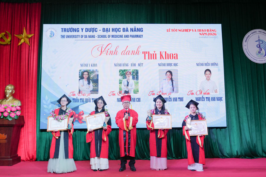 Trường Y Dược Đà Nẵng trao bằng tốt nghiệp cho 217 tân bác sĩ, dược sĩ và cử nhân điều dưỡng