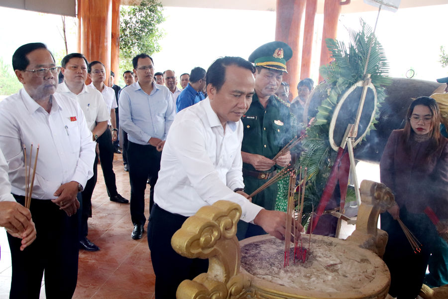 Phó Bí thư Thường trực Thành ủy Nguyễn Đình Vĩnh dâng hương tại Đài tưởng niệm các anh hùng liệt sĩ xã Tây Giang