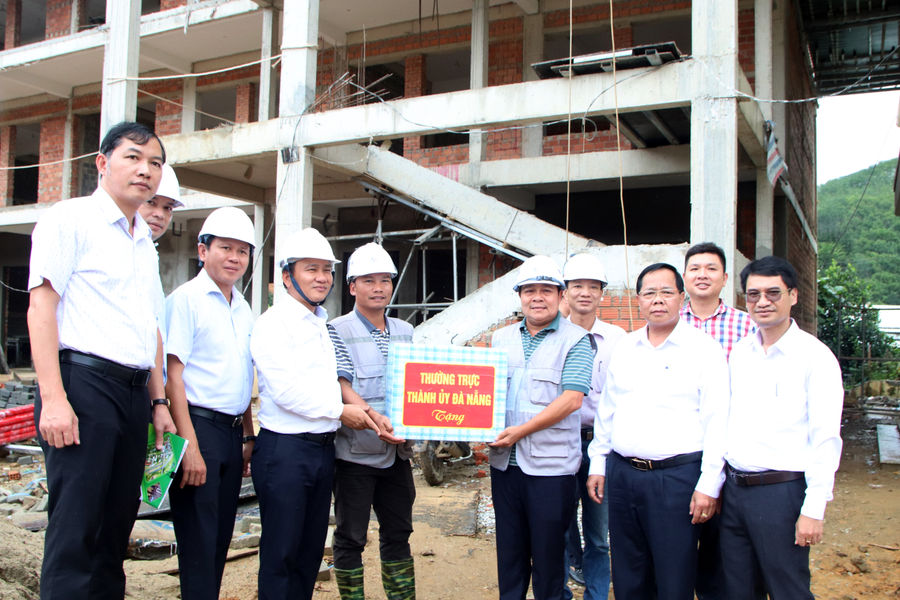 Phó Bí thư Thường trực Thành ủy Nguyễn Đình Vĩnh kiểm tra tiến độ trường nội trú liên cấp tại xã Avương