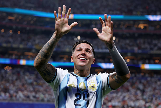 Enzo Fernandez và nghịch lý giữa hào quang Argentina cùng chiếc lồng vàng Chelsea