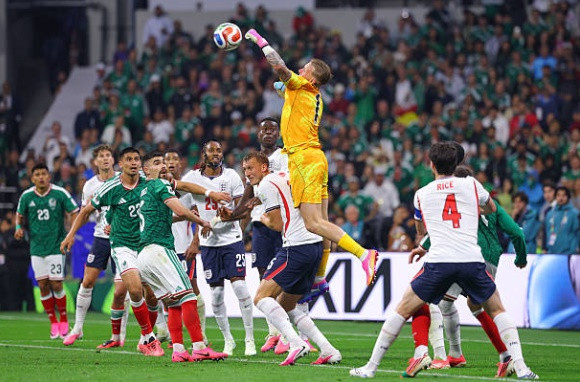 Jordan Pickford: Người gác đền "ồn ào" và hành trình phá kỷ lục lịch sử tuyển Anh