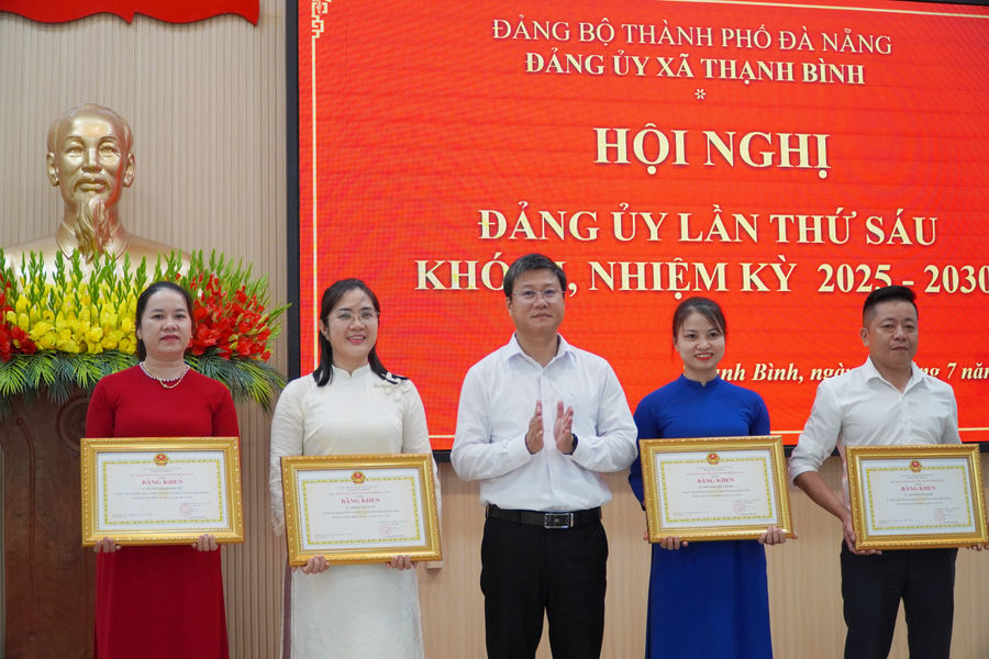 100% đảng viên xã Thạnh Bình cài đặt, sử dụng sổ tay Đảng viên điện tử