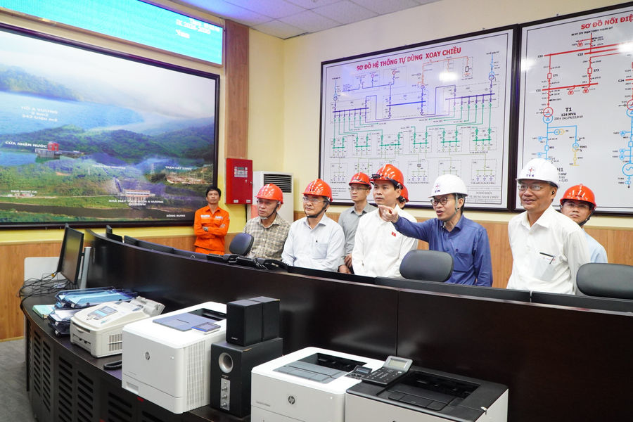 Đoàn đại biểu Quốc hội thành phố Đà Nẵng khảo sát vận hành liên hồ chứa tại thủy điện A Vương