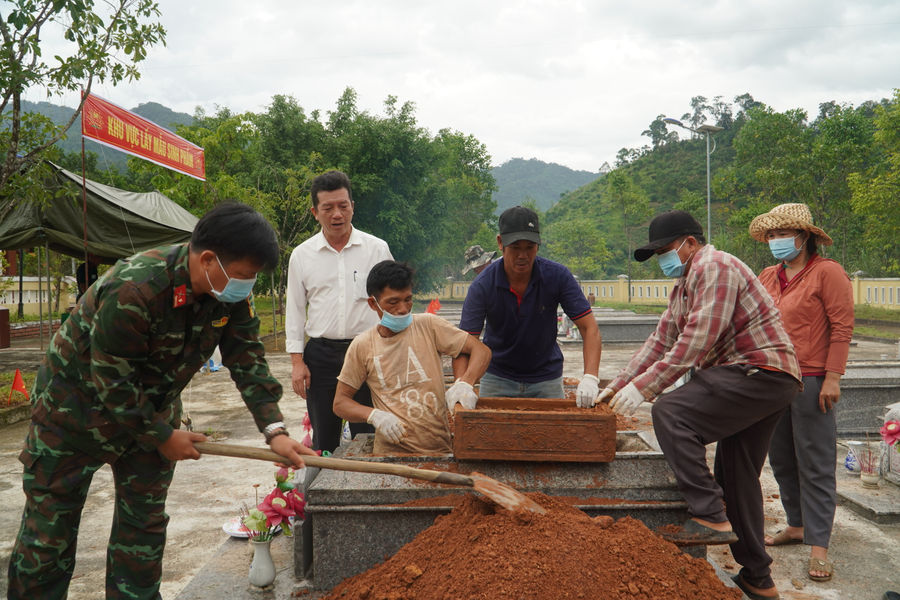 Nam Trà My lấy mẫu sinh phẩm 9 hài cốt liệt sĩ để xác định danh tính