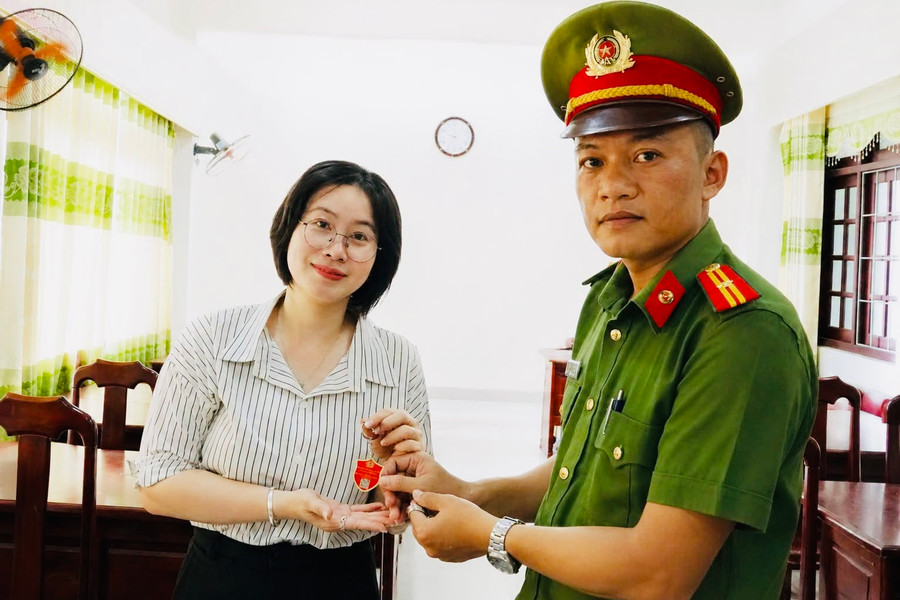 Công an xã Nông Sơn phát 2.000 "Móc khóa an ninh trật tự" cho người dân
