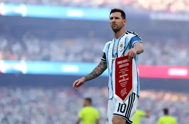 Messi chấn chỉnh trọng tài tại tứ kết World Cup 2026: Đẳng cấp của vị thủ quân