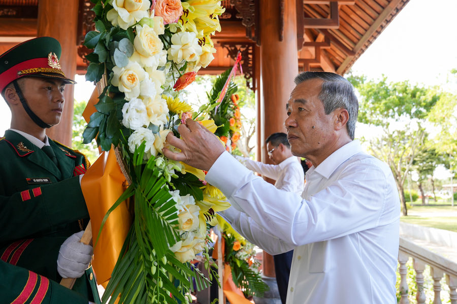 Đoàn công tác Tỉnh ủy Thanh Hóa dâng hương tưởng niệm Anh hùng liệt sĩ, Mẹ Việt Nam anh hùng tại Đà Nẵng