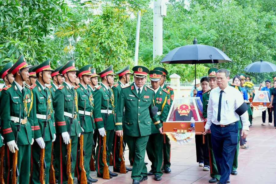 Truy điệu, an táng 5 hài cốt liệt sĩ được tìm thấy tại hang Đá Sập