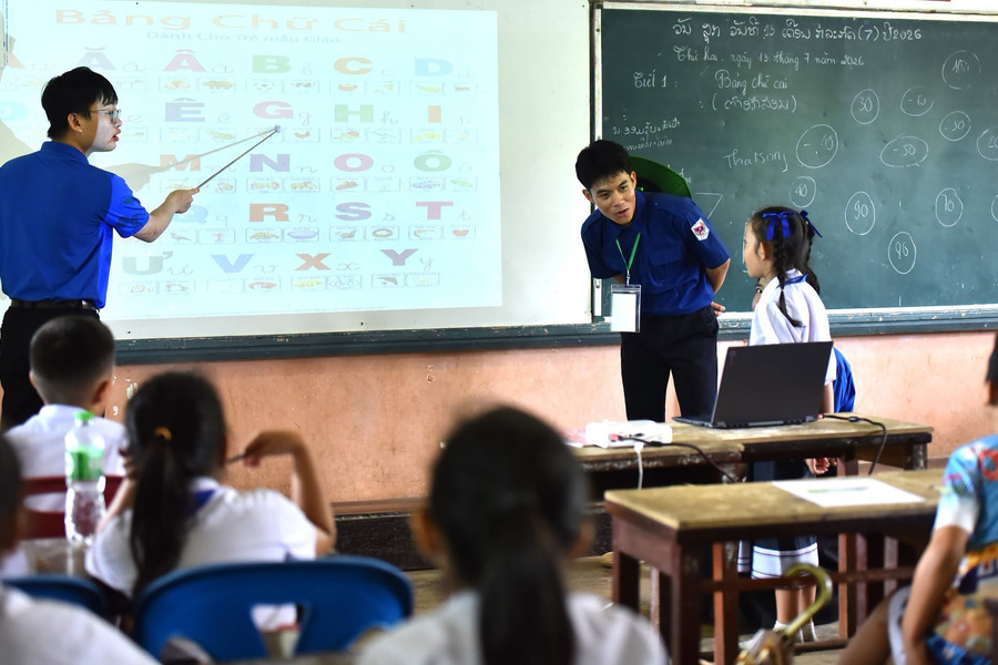 Kết nối tình yêu tiếng Việt trên đất Lào