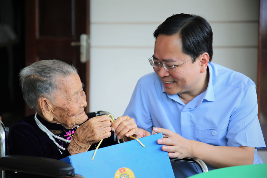 Chủ tịch Tổng Liên đoàn Lao động Việt Nam thăm, tặng quà Mẹ Việt Nam anh hùng và gia đình chính sách tại xã Chiên Đàn