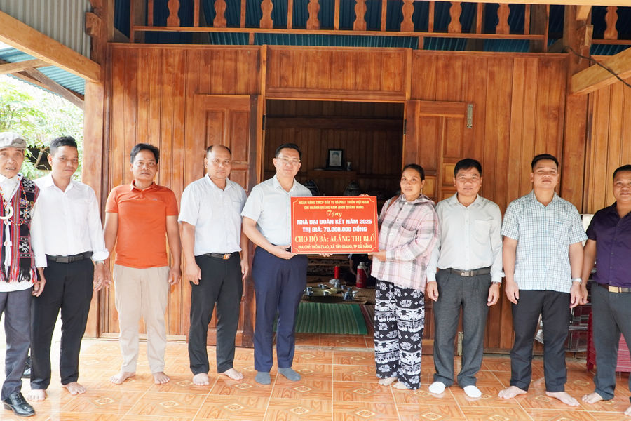Trao kinh phí hỗ trợ xây dựng nhà ở cho hộ nghèo tại xã Tây Giang