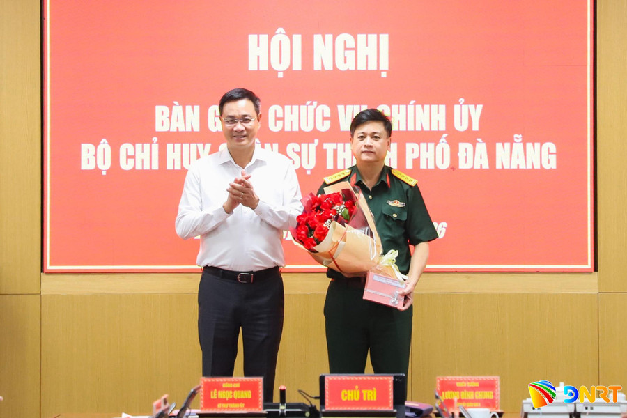 Bàn giao chức vụ Chính ủy Bộ Chỉ huy Quân sự thành phố Đà Nẵng