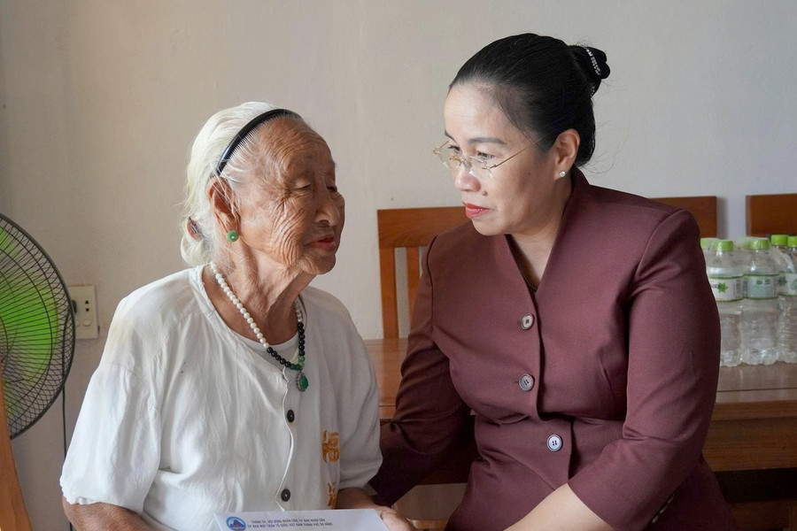 Phó Chủ tịch UBND thành phố Đà Nẵng Nguyễn Thị Anh Thi thăm gia đình chính sách tại phường Hội An và Sơn Trà