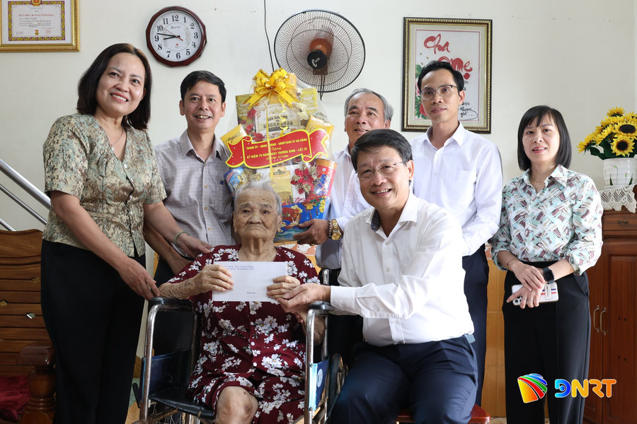 Phó Bí thư Thành ủy Đà Nẵng Ngô Xuân Thắng thăm, tặng quà người có công với cách mạng