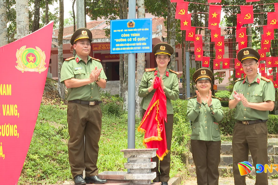 Đoàn công tác Ban phụ nữ, Ban thanh niên, Công an thành phố Đà Nẵng viếng hương tại Khu di tích An ninh khu V