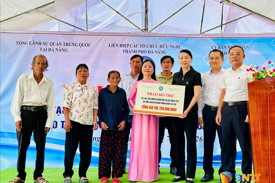 Tổng Lãnh sự quán Trung Quốc tại Đà Nẵng hỗ trợ sửa chữa nhà ở cho 5 hộ dân khó khăn xã Thăng Phú