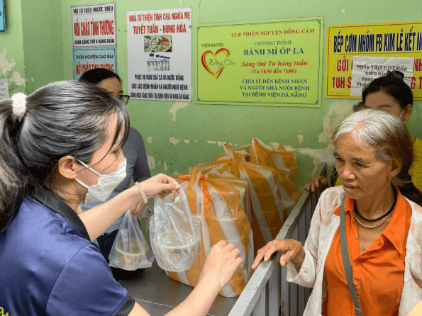 Câu lạc bộ Từ thiện Hương Lam trao 700 suất ăn và mang ánh sáng cho bệnh nhân nghèo