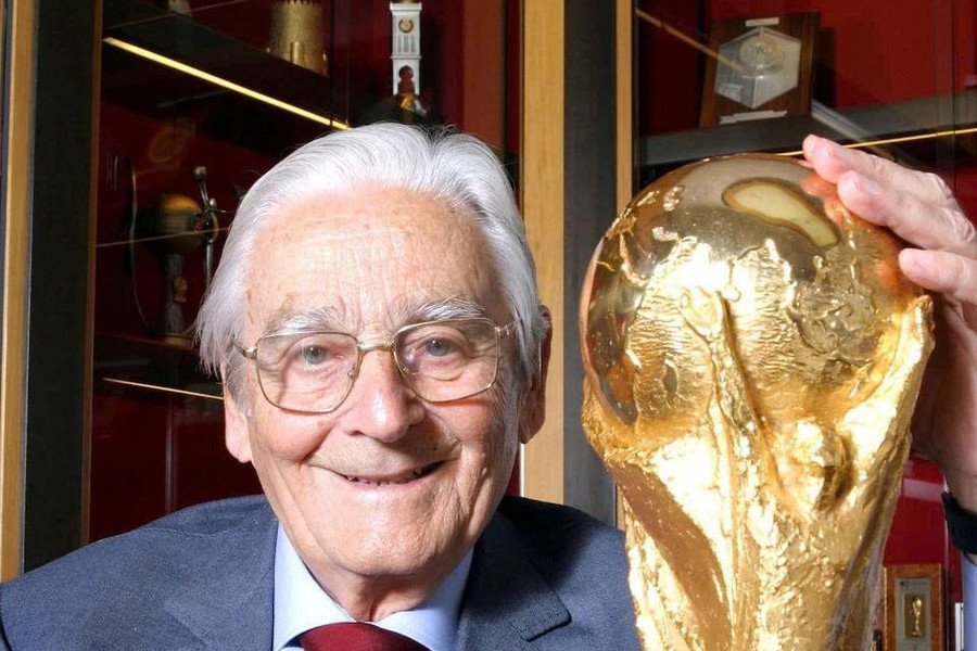Câu chuyện xoay quanh chiếc cúp FIFA World Cup