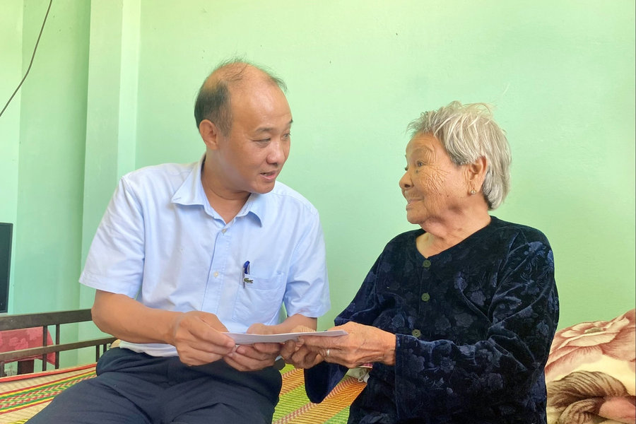 Phó Chủ tịch UBND thành phố Lê Quang Nam thăm, tặng quà người có công tại Nông Sơn và Duy Xuyên