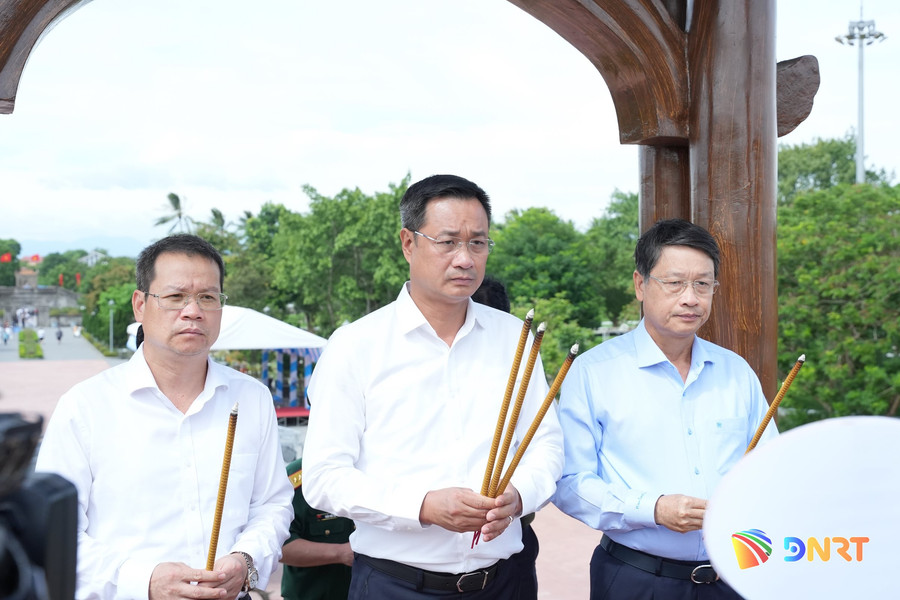 Lãnh đạo thành phố Đà Nẵng dâng hương tưởng niệm các anh hùng liệt sĩ tại Thành cổ Quảng Trị