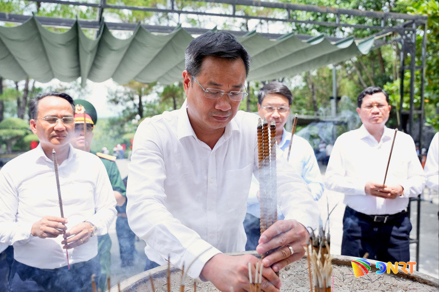 Lãnh đạo thành phố Đà Nẵng dâng hương tri ân các anh hùng liệt sĩ tại Nghĩa trang liệt sĩ quốc gia Đường 9 và Nghĩa trang liệt sĩ quốc gia Trường Sơn