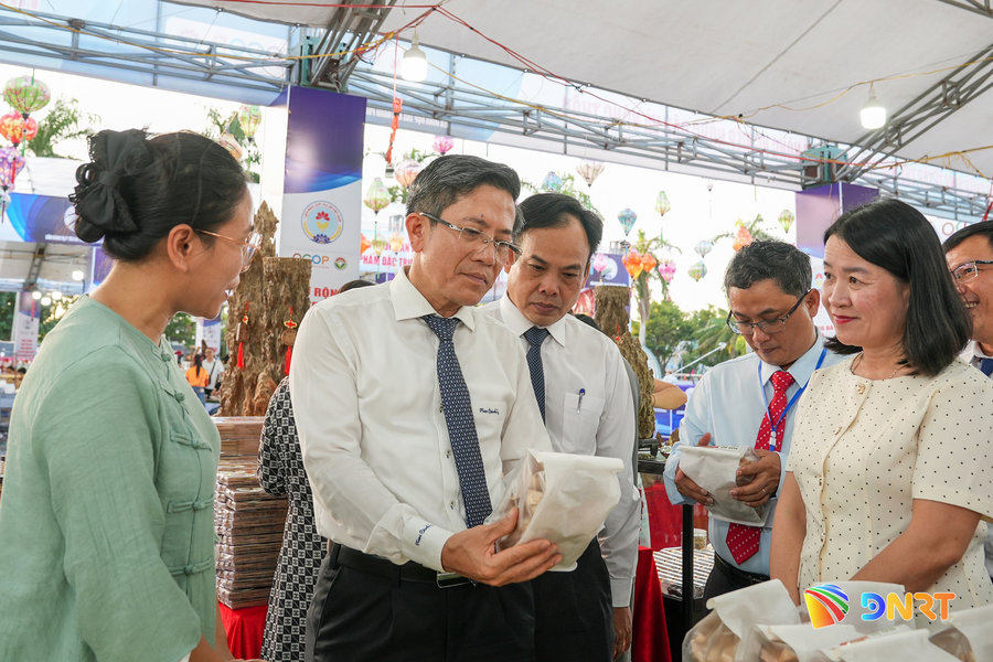 Khai mạc hội chợ xúc tiến thương mại