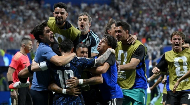 World Cup 2026: FIFA điều tra Argentina vụ băng rôn Falkland, Ibrahimovic dội gáo nước lạnh vào tuyển Anh