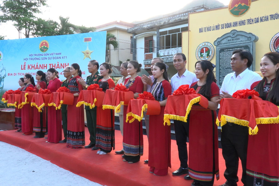 Khánh thành Bia di tích Sở Chỉ huy Sư đoàn 471 Trường Sơn tại xã Bến Giằng