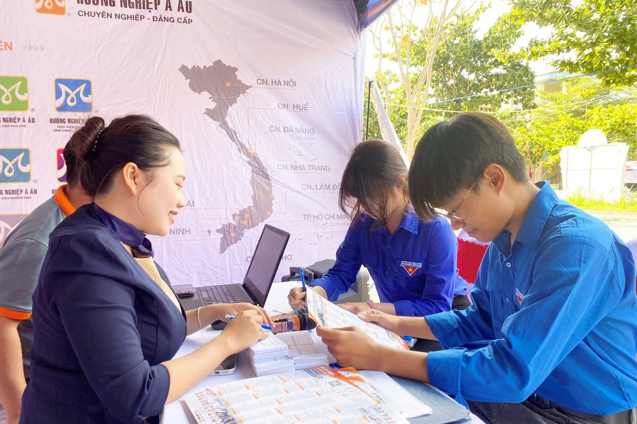 Xã Hòa Tiến tổ chức ngày hội tư vấn hướng nghiệp, đào tạo nghề và giới thiệu việc làm