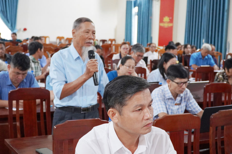 Người dân góp ý xây dựng đội ngũ cán bộ