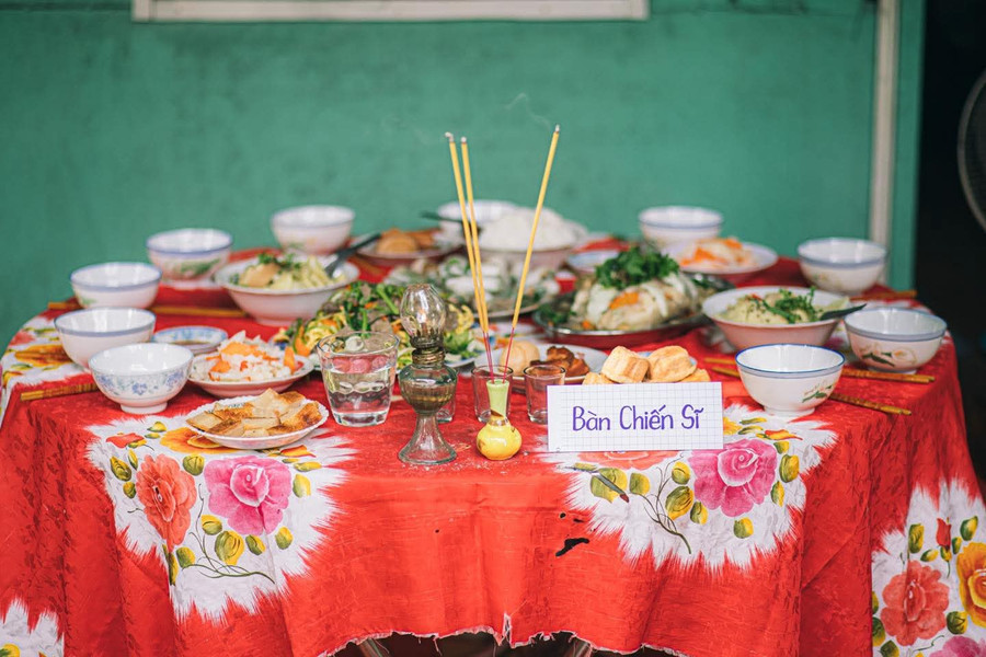 Bàn cơm chiến sĩ