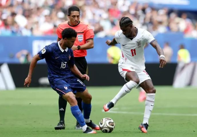 Rashford xỏ háng tinh quái khiến Zaire-Emery bẽ mặt trong trận Anh gặp Pháp