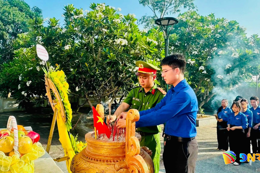 Tuổi trẻ phường Hòa Khánh ra quân chăm sóc Nghĩa trang liệt sĩ Hòa Sơn