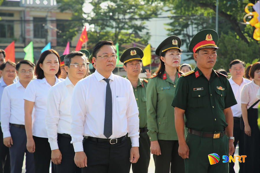 Chủ tịch Ủy ban MTTQ Việt Nam thành phố Lê Trí Thanh dâng hương tại Nghĩa trang liệt sĩ Tam Kỳ