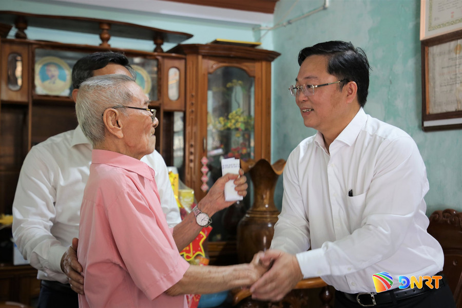 Chủ tịch Ủy ban MTTQ Việt Nam thành phố Lê Trí Thanh thăm, tặng quà gia đình có công tại phường Bàn Thạch và phường Hòa Cường