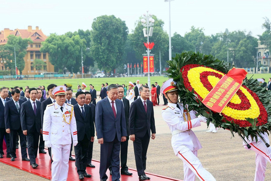 Ban Chấp hành Trung ương Đảng vào Lăng viếng Chủ tịch Hồ Chí Minh