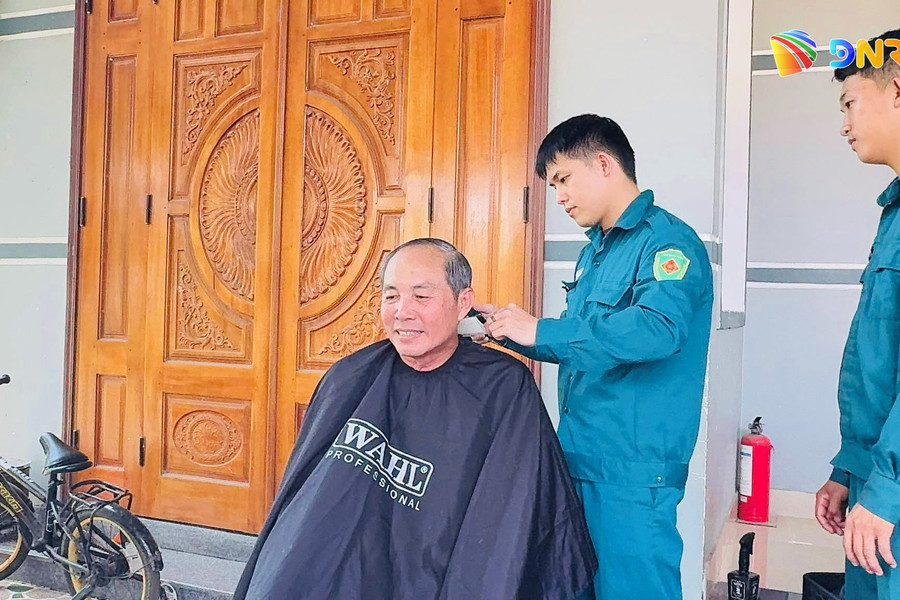 Chi đoàn dân quân xã Tam Anh tổ chức mô hình “Mái tóc nghĩa tình” tri ân người có công
