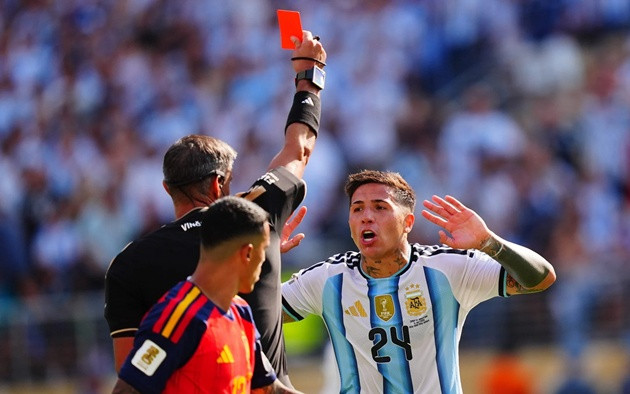 Tấm thẻ đỏ của Enzo Fernandez và đoạn kết buồn cho Lionel Messi tại chung kết World Cup