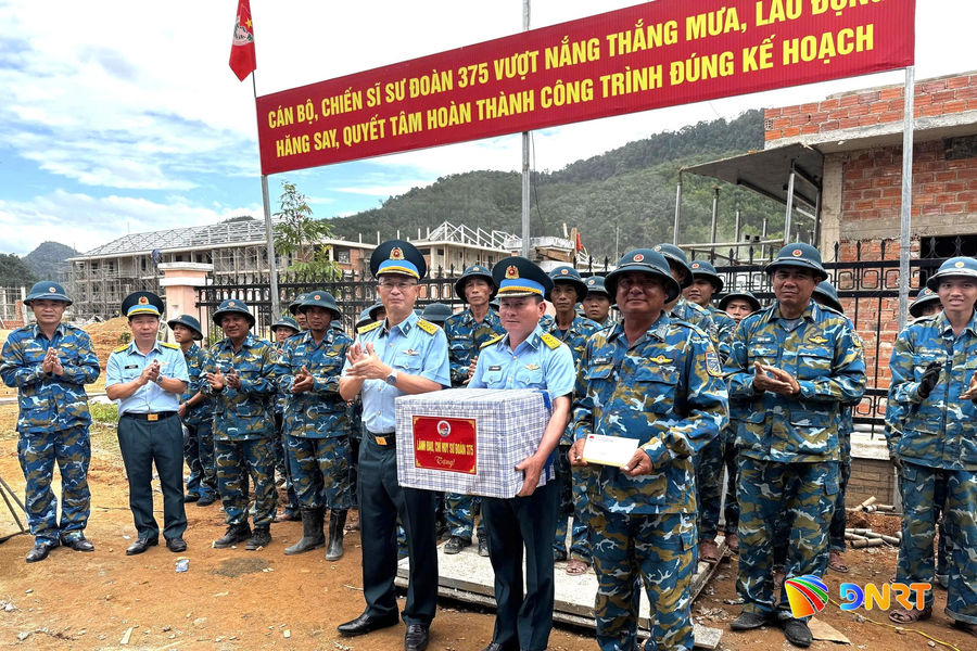Sư đoàn Phòng không 375 với hành trình tri ân lên xã biên giới