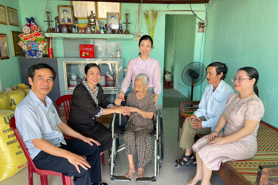 Đảng viên các chi bộ ở xã Đại Lộc tri ân người có công