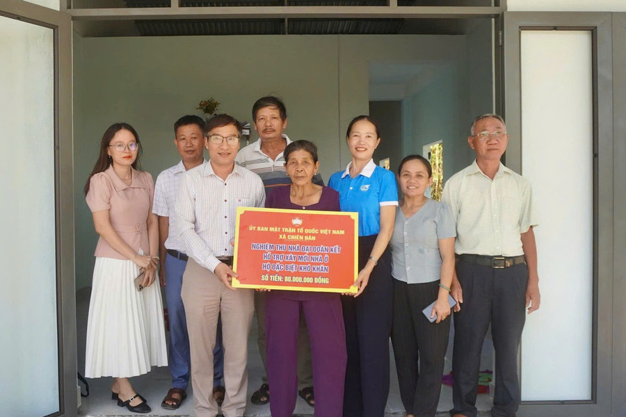 Mặt trận xã Chiên Đàn trao nhà Đại đoàn kết cho hộ đặc biệt khó khăn