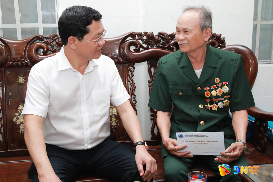 Phó Chủ tịch Thường trực HĐND thành phố Trần Phước Sơn thăm, tặng quà các gia đình chính sách