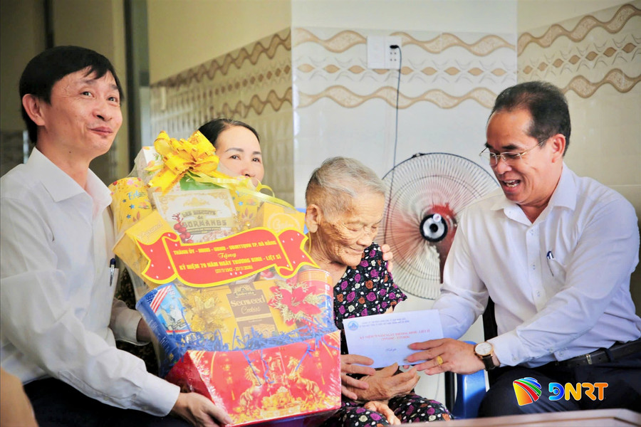 Phó Chủ tịch UBND thành phố Trần Anh Tuấn thăm, tặng quà gia đình người có công tại xã Tam Xuân và Tam Anh