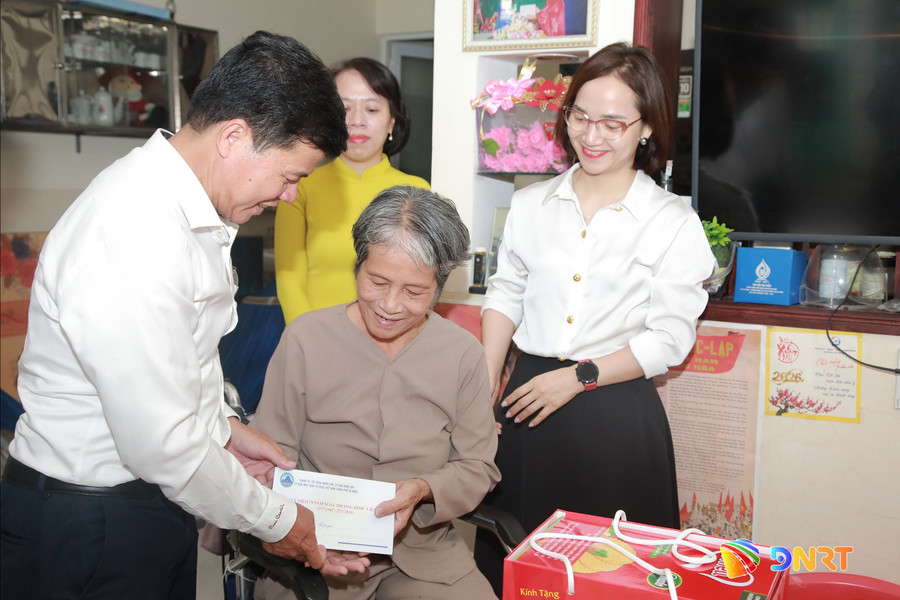 Trưởng ban Nội chính Thành ủy Võ Công Chánh thăm gia đình có công với cách mạng tiêu biểu