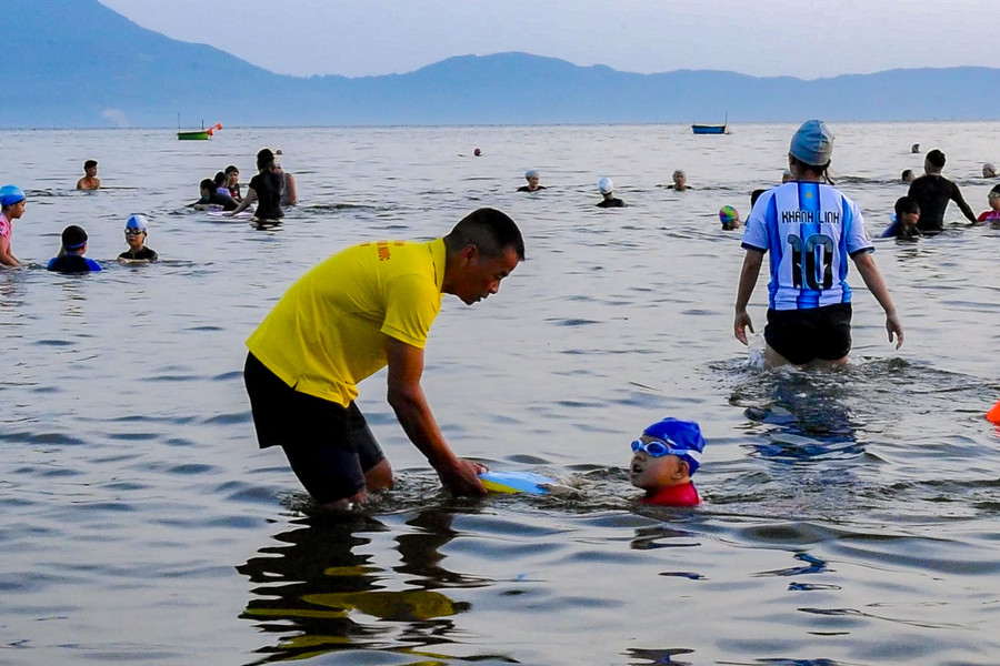 Lan tỏa các lớp dạy bơi miễn phí cho người dân