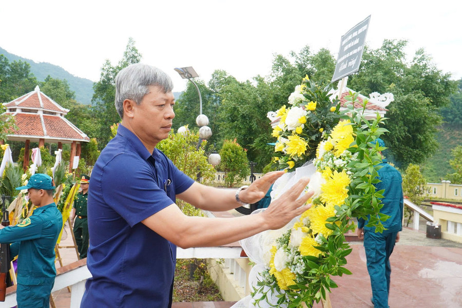 Phó Chủ tịch UBND thành phố Hồ Quang Bửu tri ân các anh hùng liệt sĩ tại Nam Trà My