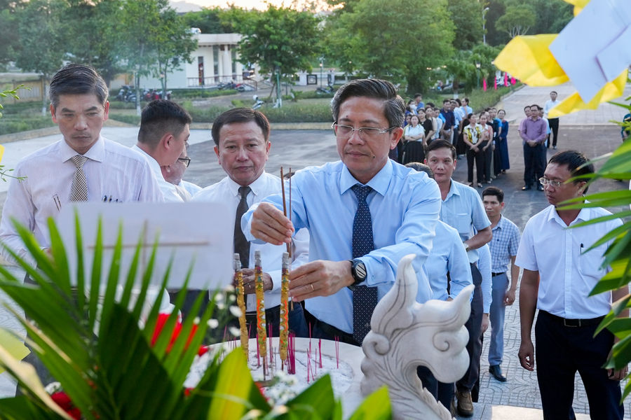 Lãnh đạo thành phố dâng hương, tri ân người có công tại xã Chiên Đàn và xã Tây Hồ