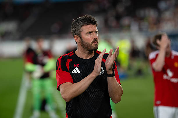 Michael Carrick tái thiết tuyến giữa Manchester United chuyển mình sang lối chơi áp đặt